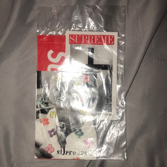 supreme naomi sticker